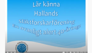 Lär känna Hallands släktforskarförening. En ovanligt alert 40-åring! Skärmbild från bildspelet om föreningens historia vit text på blå bakgrund. 