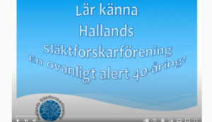 Lär känna Hallands släktforskarförening. En ovanligt alert 40-åring! Skärmbild från bildspelet om föreningens historia vit text på blå bakgrund.